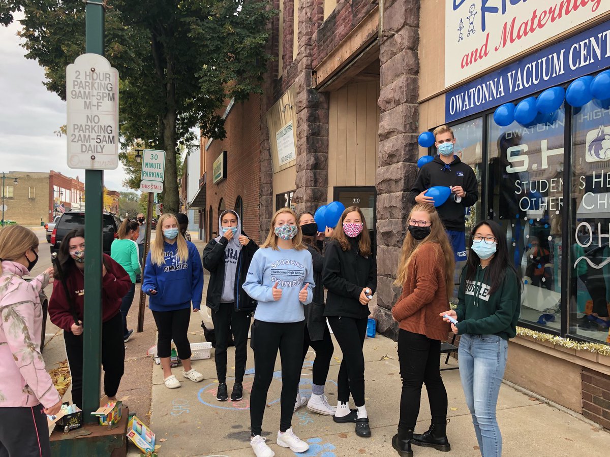 ohsshoc's tweet photo. SHOC members worked hard to make our store look great! Excited to promote a safe and drug free homecoming! #ohsshoc #homecoming2020 https://t.co/Gf4Pbly37f