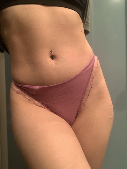 Who wants to be my newest sub? 🥺 https://t.co/5tU05VcJIV