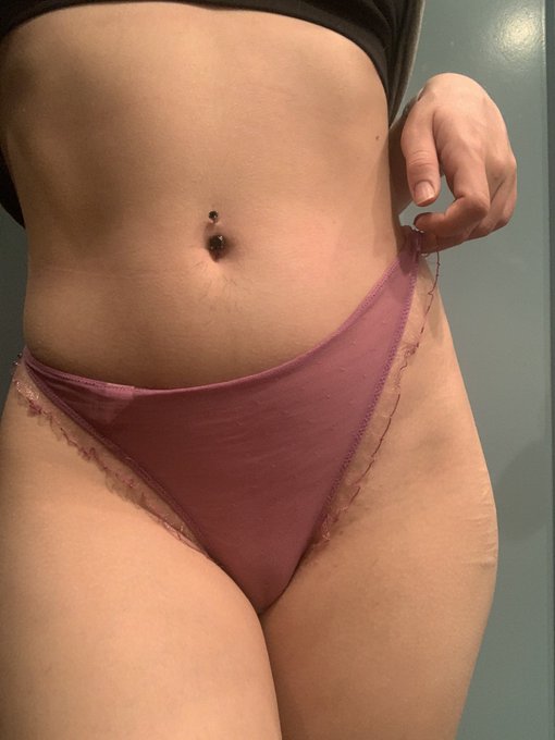Who wants to be my newest sub? 🥺 https://t.co/5tU05VcJIV