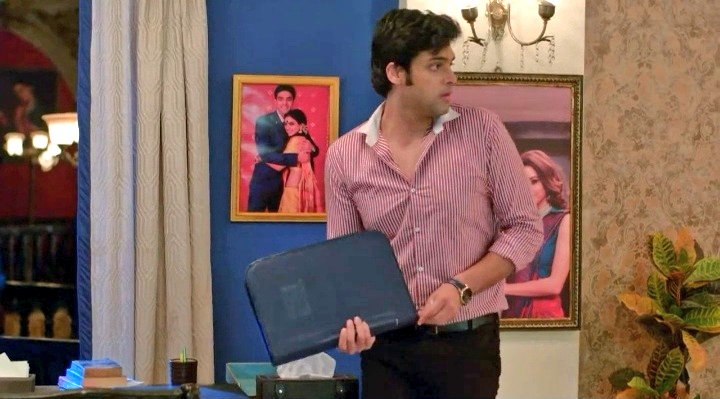  #AnuragBasu begins His mission in a detective mode.He starts searching the papers which KL and Nivi hide from him. An Evil soul like KL needs to be handled like that only.This will again go as a thread. #ParthSamthaan  #KasautiiZindagiiKay