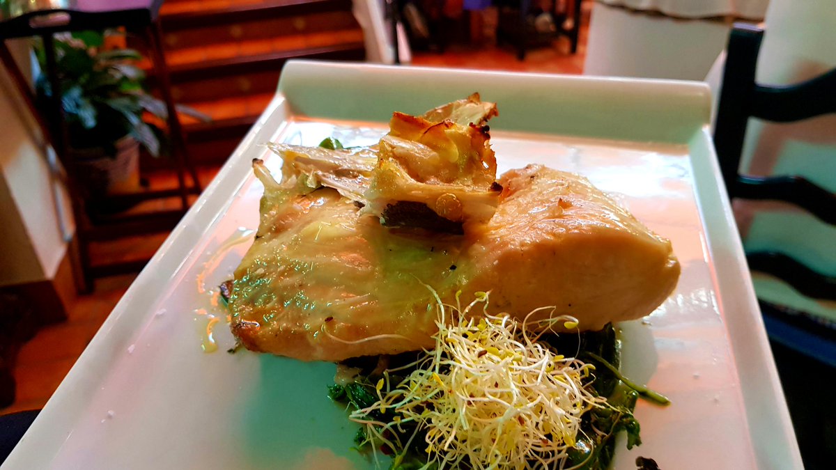 En esos días que quieres celebrar algo -que esperamos que sean muchos- o simplemente darte un homenaje con amigos o familia, la mejor opción es Restaurante Puerta Sevilla (Córdoba) 
Por su entorno, la profesionalidad de su personal y por platos como este 'Cogote de merluza'.