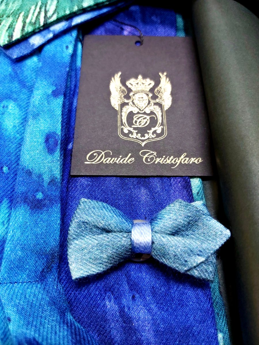 Fluidity collection:
Cashmere blend Ascot and Lapel Bow Tie for jacket.
Men's Accessories by Davide Cristofaro
davidecristofaro.com
#davidecristofarofficial #fluiditycollection #menwears #art #fashion #design #madeinitaly #silk #cashmere #wool #foulard #ascot #lapelbowtie