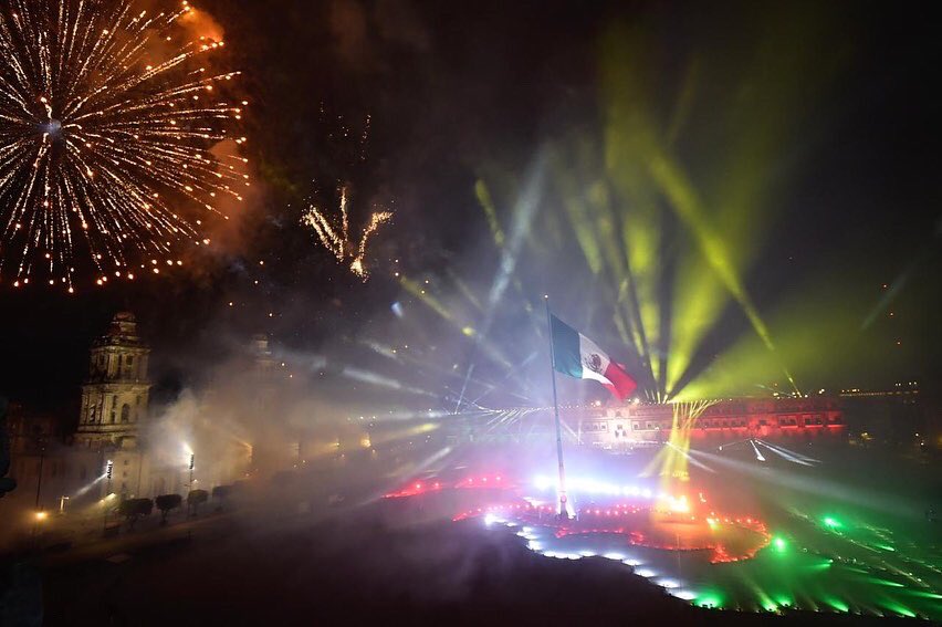 210 Aniversario del #GritoDeIndependencia desde el Zócalo de la Ciudad de México.

#VivaMéxico
#15DeSeptiembre 
#LlamaDeLaEsperanza