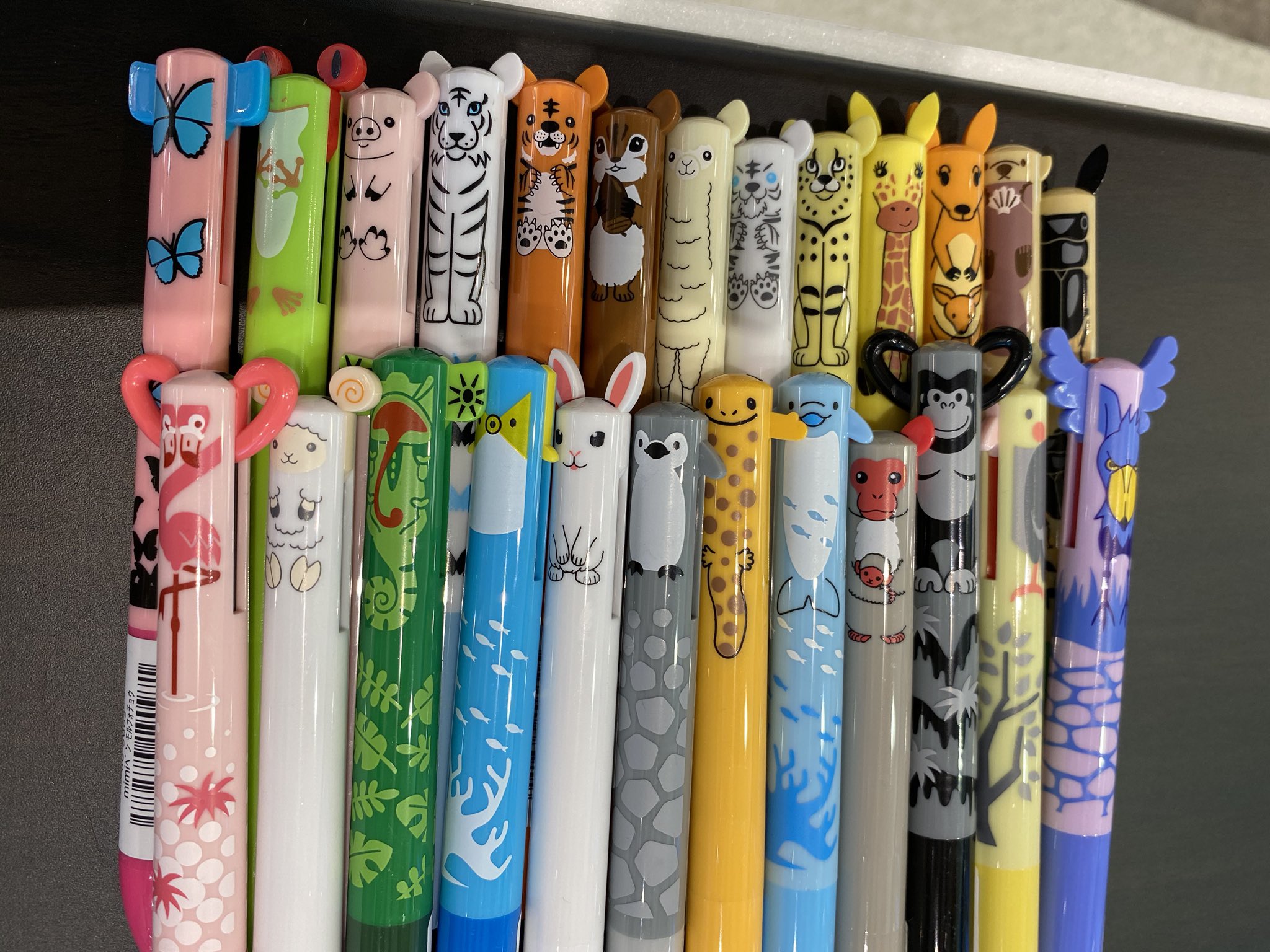 ゼペットマート名古屋港店 ハシビロ店長 こんにちは フラミンゴ です 職場や学校でも生き物を身近に感じたいな と思っているそこのあなた かわいい動物柄のmimiペンはいかがでしょうか ノック部分にも工夫が色々 色は赤と黒の2色で使いやすい