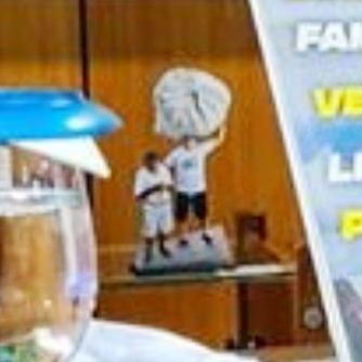 pauloap's tweet photo. O que tem no gabinete do Presidente? Um boneco dele ajudando o catador de latinha a carregar o saco

HAHAHAHAHAHAHAHAHAHA 😂😂😂 https://t.co/0hFJViqHPt