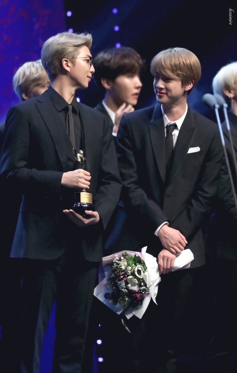 This is my favorite moment, carries both meaning in the look and smiles exchanged. A feeling that "everything worked." An admiration, trust and love that were capable of everything, I am excited!  #Namjin  #RapJin