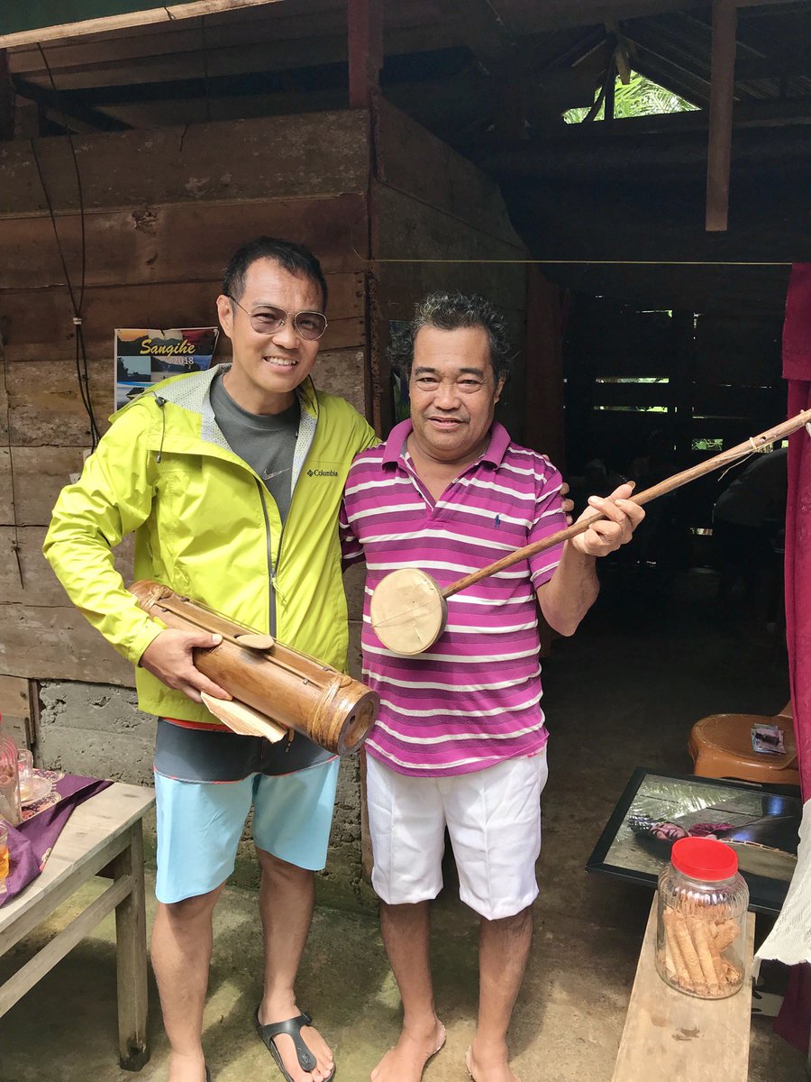 SELOlibrary's tweet photo. Dunia Seni &amp; Budaya Kepulauan Sangihe Berduka.
Saya diperkenalkan dengan Bpk Yumbure Karenggihang oleh teman2 pemerhati Seni &amp; Budaya Kep Sangihe &amp; kami berkunjung ke Kampung Manumpitaeng.
Pada th 2018 itu saya memesan OLRI alat musik tradisional khas Kep Sangihe https://t.co/Gs5l0AVGgR