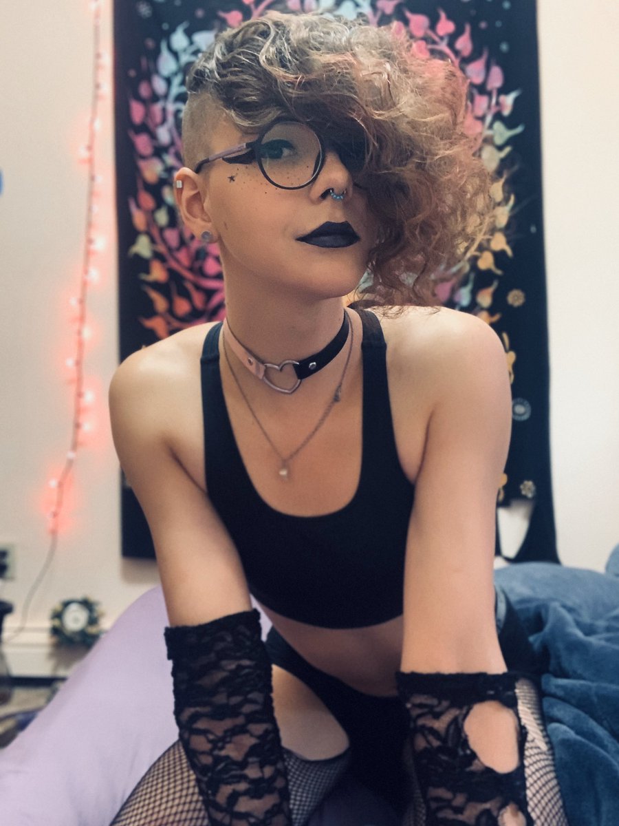 erinleaf's tweet photo. My hobbies include reading, gardening, and fucking cute people into the couch https://t.co/JWtiZVcg6M