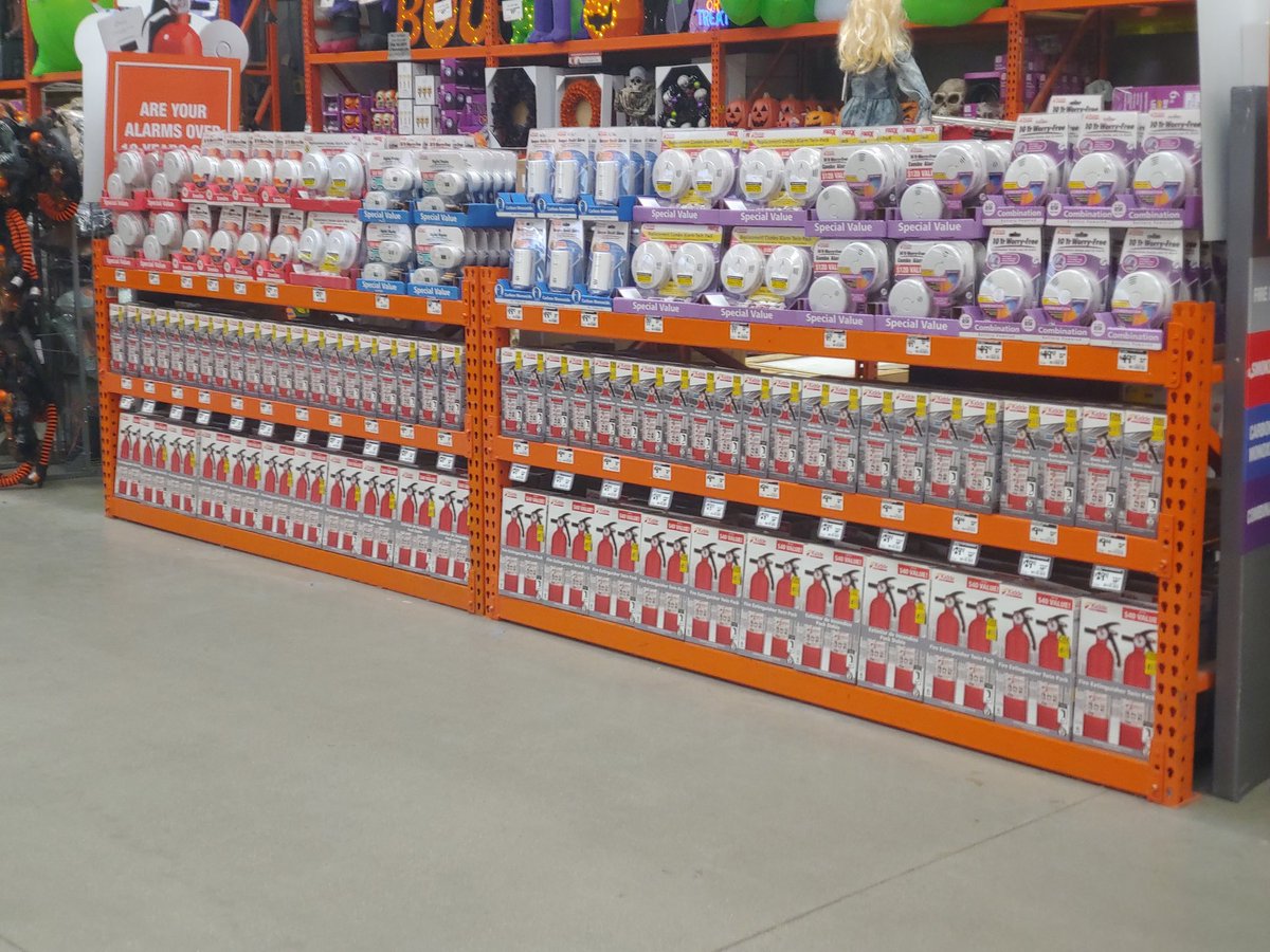 Ray_AcostaD74's tweet photo. Great Job Team 6610 setting the Fire Safety Event LW! We didn't have room for the train in the racetrack, So store leaders hooked us up with the lowboys and helped plan execution. Good Work!🔥🔥 @k_logoleo @jesse_moran10 @dmatsonHD @FrAnK6610SASM @6610Homedepot @VinceGamezMEM74 https://t.co/GEJx55AFBu