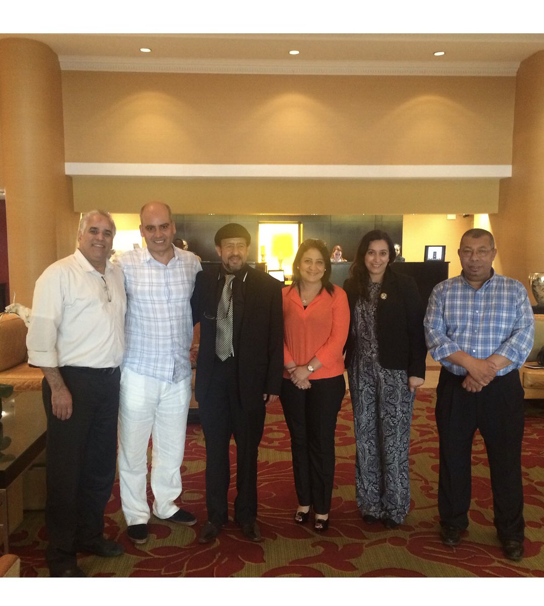 المرحوم أنور الجندي خلال جولة مسرحية له في أمريكا. حبه لمد الجسور كان واضحا لا تخطئه العين. له الرحمة والمغفرة.