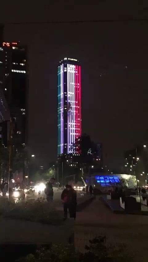 webcamsdemexico's tweet image. ¡Extraordinario! Hoy todo el mundo se viste de VERDE, BLANCO Y ROJO en homenaje a México. 🇲🇽

#15DeSeptiembre #GritoDeIndependencia 

Vía: @B0RRACHIT0.
