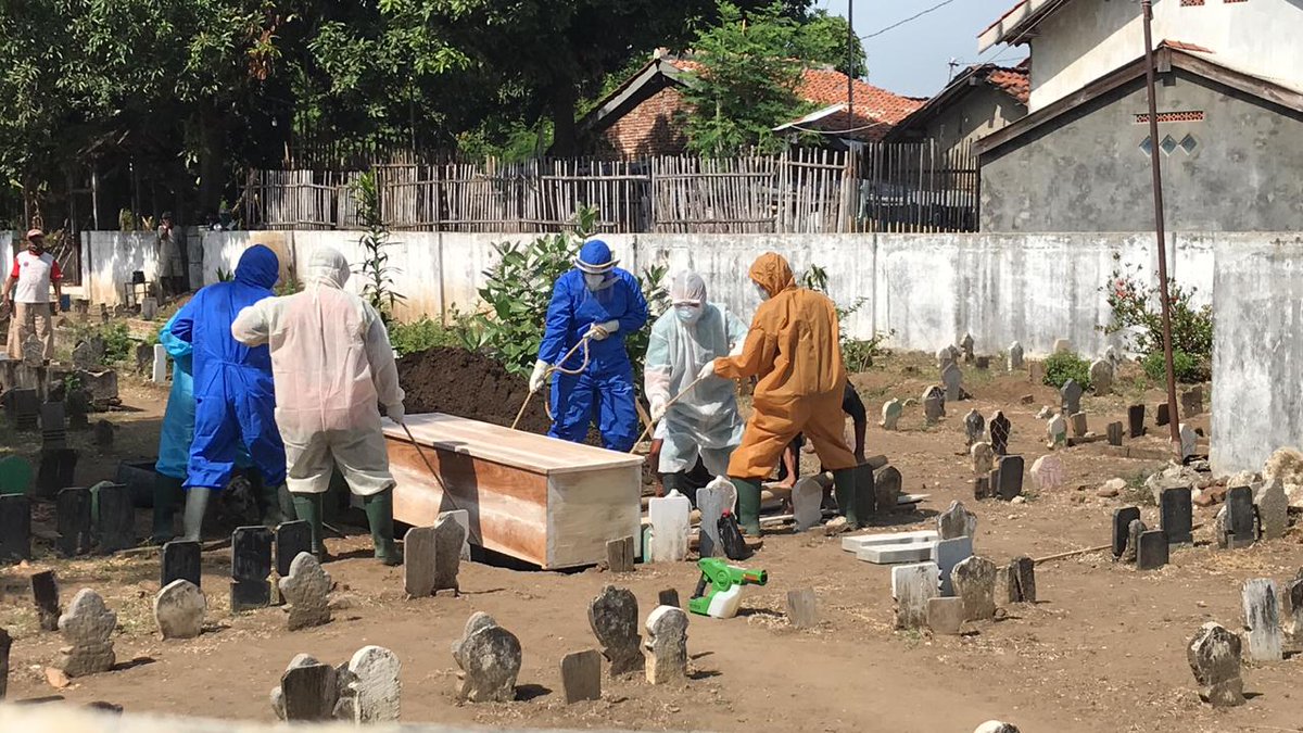 infotegal's tweet photo. Innalillahi wa inna illaihi rajiun... Mungkin masih banyak yang belum sadar akan adanya Covid-19. Ini adalah pemakaman saudara dari rekan kami yang meninggal. Diketahui positif Covid-19 11 September 2020 kemarin dan meninggal 15 September 2020 malam. Dan di makamkan pagi ini. https://t.co/ZCIiyYxUSv