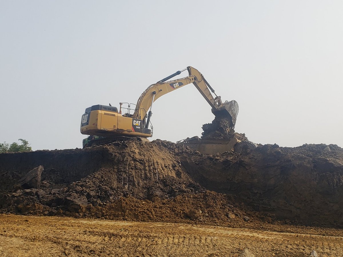 billsallenger's tweet photo. Opening up a new Box Cut at Rock Quarry @Go__USA #caterpillar #johnderre #mtsscrapers #trimble https://t.co/XOjif9taBI