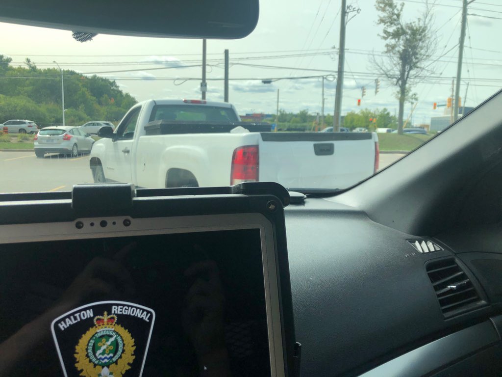 HRPS_Comm's tweet image. Yesterday at 1PM, one of our patrol officers stopped this light duty pickup out front of Sheridan College.  

The driver registered a 3 day *WARN* range suspension on a roadside alcohol screening device.

Truck towed, licence suspended. #ProjectSafeStart ^MRT