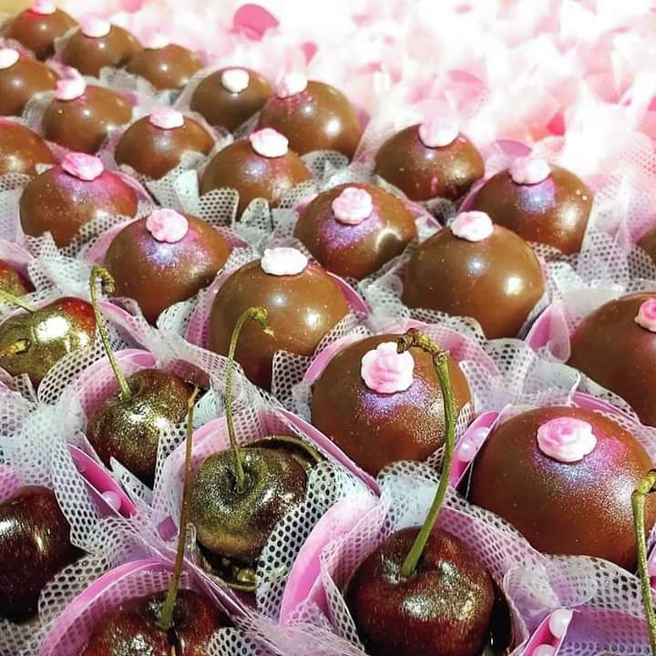 DocesThammy's tweet photo. Kit 4
20 maçã de chocolate
20 pirulitos de chocolate simples
20 trufas 
20 mini cones
60 docinhos (brigadeiro/beijinho)
R$ 100,00 https://t.co/htHUbC6wd7