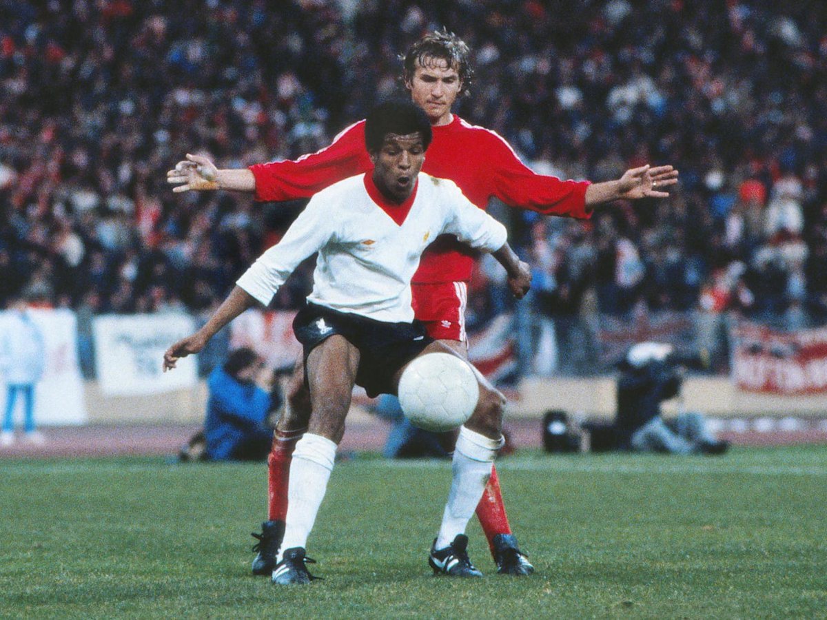 AcrescimosPod's tweet photo. Howard Gayle marcou história no Liverpool não por recorde de gols ou títulos vencidos, mas por uma conquista social: foi o primeiro jogador negro a defender o clube, já nos anos 1980.

Contamos a história dele:
🎧Spotify https://t.co/ahOTyuXZ1l
🎧Google https://t.co/IesFBKcWil https://t.co/lBeeN0RoZU