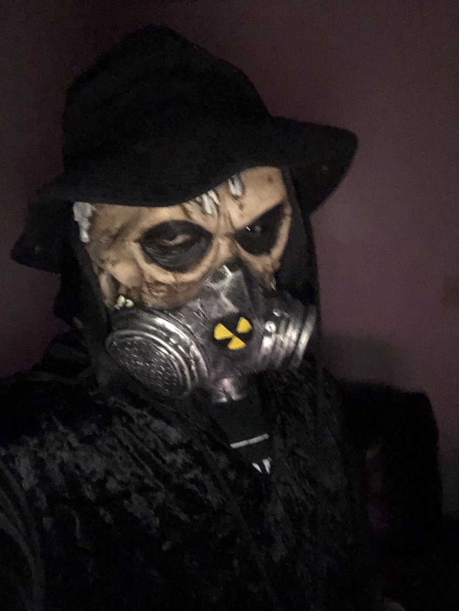 DaRealGeeStacks's tweet image. Want to play a game it’s called hide the soul you hide in the dark black lights🚪🛏 clap 👏 3-5 to five times and see if you hear 👂 something at 3am haha Halloween 👻 🎃 be here soon It A Prank 🤔🤫😈