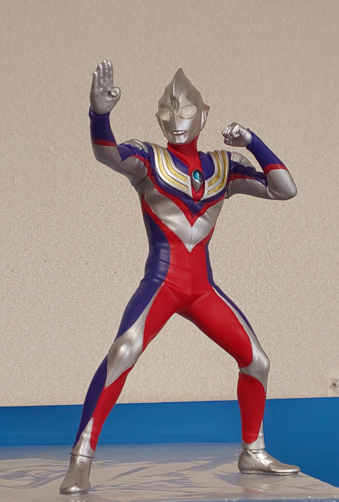 ウルトラマンティガ　英雄勇像　リペイント Amazon.co.jp: バンプレスト ウルトラマンティガ 英雄勇像