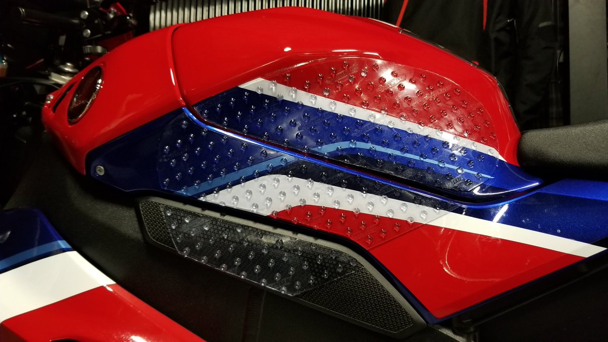 masahiro01141's tweet image. ちょっとずつカスタマイズ③
【ストンプグリップ】

トラクションパッド取り付けました✨
まだトリプルアール用無いみたいで…
ユニバーサルタイプ買って現物合わせでカットして貼ってみました✨

これ無いとニーグリップきつくて姿勢がきびしい(^^;

#CBR1000RRR
#SC82
#STOMPGRIP