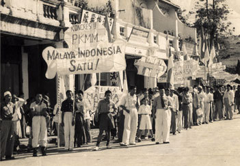 Di Malaya pun ada ramai nasionalis (kebanyakannya dalam Parti Kebangsaan Melayu Malaya / PKMM) yang nak bergabung dengan Indonesia jadi "Melayu Raya". Tapi tepuk sebelah tangan je lah. Dah gabung nanti tak ada lah Melayu Raya. Bila masa Sukarno mengaku Melayu.