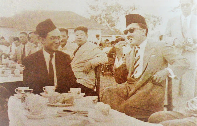 Tapi Sultan Brunei rasa "Lesser Brunei" pun not bad, siap nak menggangotai Malaysia. Maka Azahari melantik diri sebagai perdana menteri "Federasi Kalimantan Utara" dan melancarkan pemberontakan pada Disember 1962. Gagasan Brunei Raya terkubur selepas pemberontakan dipatahkan.