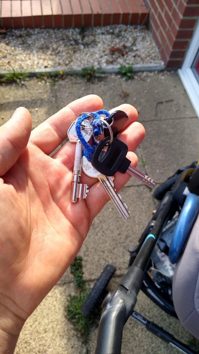 davno_pora's tweet image. #KeysFound near Belvoir! Estate Agent Castle Lane West/ West Way. #Bournemouth please rt. Contact me if you #LostKeys there