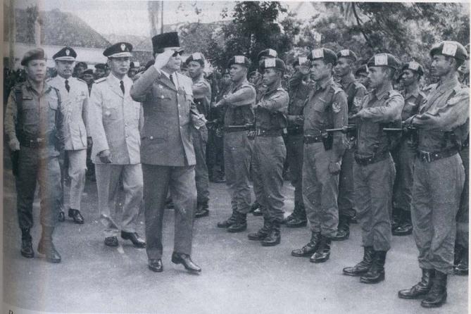 Sukarno meneruskan Konfrontasi yang dilancarkan pada Januari 1963. Konfrontasi tu confrontation lah. Cuma orang Indonesia ambil terus dari Bahasa Belanda "confrontatie". Macam prestasi dari "prestatie", bukan "prestation" (tak sama maksud dengan prestasi).