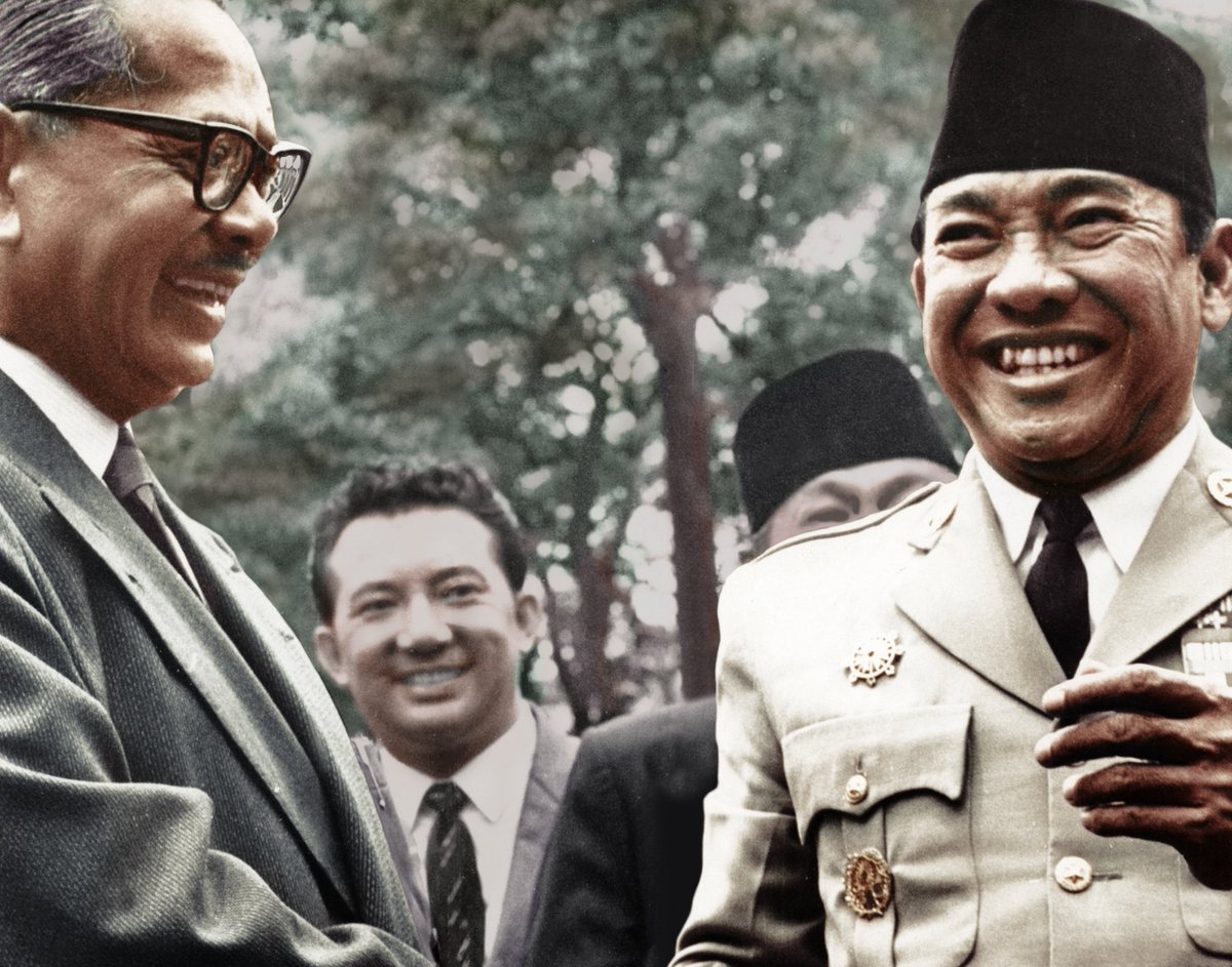 Sukarno tak puas hati Tunku seolah-olah sailang Indonesia Raya dengan gagasan Malaysia. Tapi dia cover line dengan mendakwa Malaysia sebagai "boneka nekolim" (neokolonialisme-kolonialisme-imperialisme) yang dipergunakan oleh British untuk mengepung Indonesia.