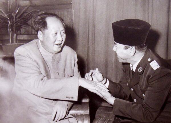 "Musuh kepada musuh adalah kawan saya". Sukarno disokong oleh kuasa-kuasa komunis iaitu Soviet dan China yang juga mengintai Borneo. Parti Komunis Kalimantan Utara (NKCP) yang disokong oleh China memberi bantuan kepada pasukan tentera Indonesia untuk mencerobohi Sarawak & Sabah.