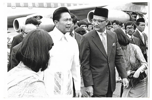 Manakala Filipina kena tunggu tahun 1977 baru mengiktiraf Malaysia. Presiden Ferdinand Marcos cakap kat Malaysia akan gugurkan tuntutan terhadap Sabah, tapi depan rakyat sendiri cakap lain ("we will pursue our claim to Sabah by peaceful means"). Tu yang jadi isu sampai hari ini.