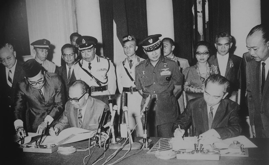 Pada 11 Ogos 1966, Malaysia dan Indonesia menandatangani perjanjian perdamaian menamatkan Konfrontasi dan mendirikan hubungan diplomatik. Setahun selepas itu, ASEAN ditubuhkan. Perang-memerang tidak lagi jadi norma di rantau Asia Tenggara.