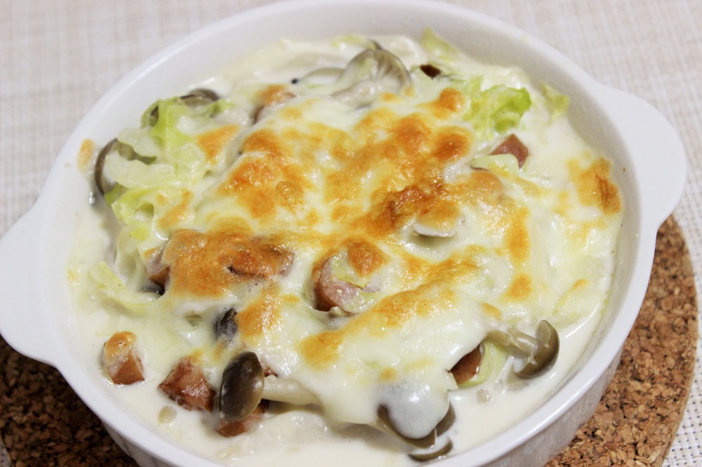 【 #お昼ごはん 】

・簡単ミルクスープドリア

ミルクスープはソーセージ、しめじ、キャベツを炒めて水を加えて煮込み、牛乳、にんにく、コンソメ、塩コショウを加えたものです( ´ ▽ ` )
あとはご飯にかけてチーズを乗せ、トースターで焼くだけ♪

#飯テロ　#おうちごはん
#料理好きな人と繋がりたい