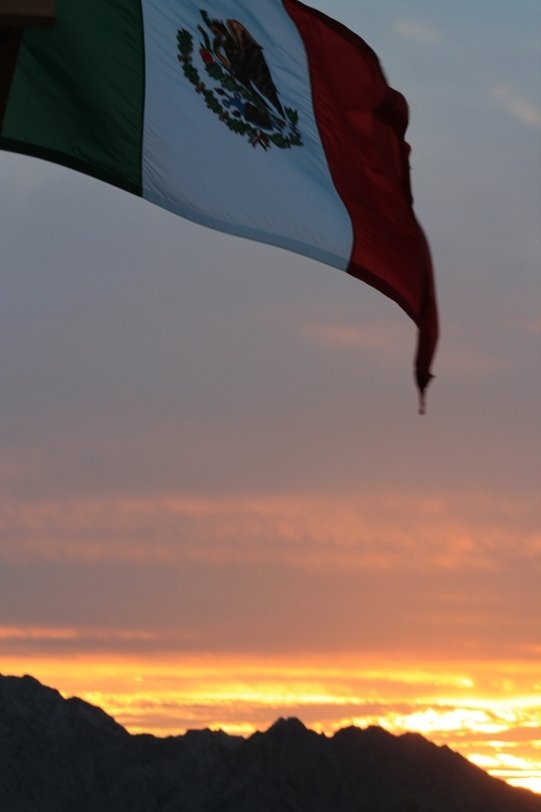 Como hermanos debemos levantar a México sin escatimar esfuerzos... Viva México! Viva nuestra Soberanía!