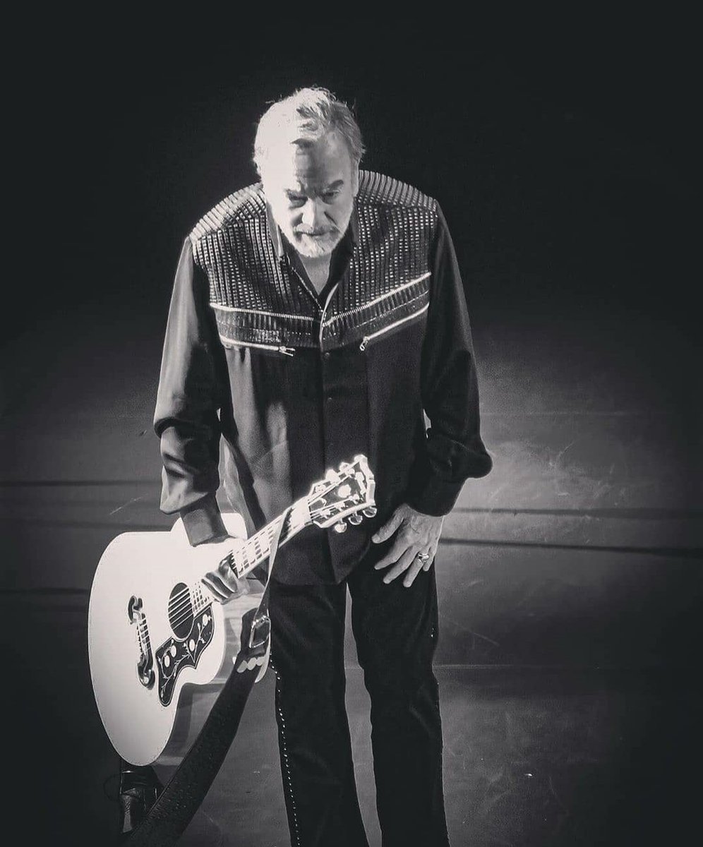 NDiamondFansDE's tweet photo. 3๏ธโฃ years ago, @NeilDiamond performed in #Mannheim, #Germany. Great #vibes, wonderful audience! His voice strong as ever. #neildiamondlive #neildiamondworldtour2017 #neildiamondforever (photo: @kimcy_929) https://t.co/3cB2khsrLO