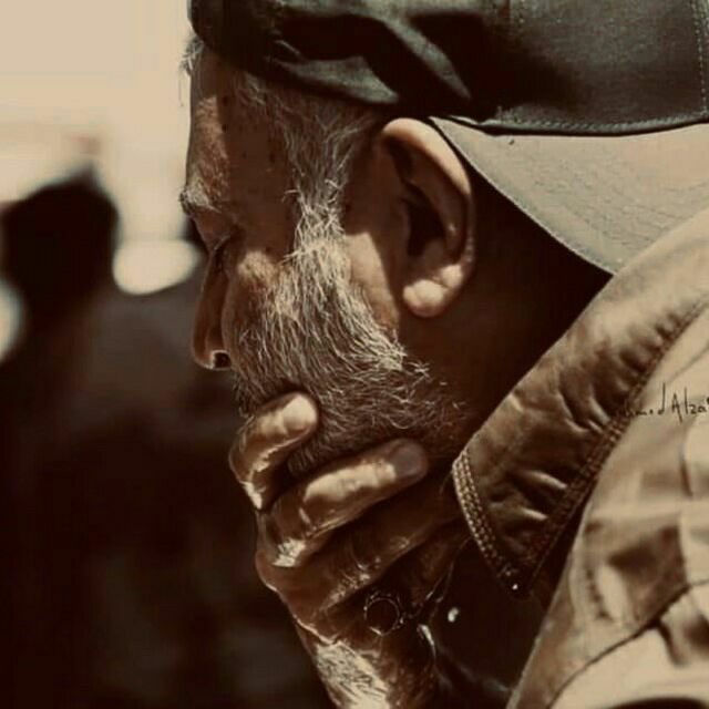 arrj52's tweet photo. لا تصالح على الدم.. حتى بدم!
لا تصالح! ولو قيل رأس برأسٍ
أكلُّ الرؤوس سواءٌ؟!
أقلب الغريب كقلب أخيك؟!
أعيناه كـ عينا أخيك؟!
وهل تتساوى يدٌ.. سيفها كان لك
بيدٍ سيفها أثْكَلك؟! https://t.co/yHszVNJsam