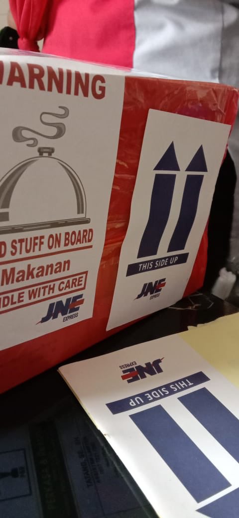 atria_reni's tweet photo. Sudah ditempel juga sticker. Paket di wrapping triple bubblewrap? Masih pecah juga itu toples??? https://t.co/I4DXwXFBiO