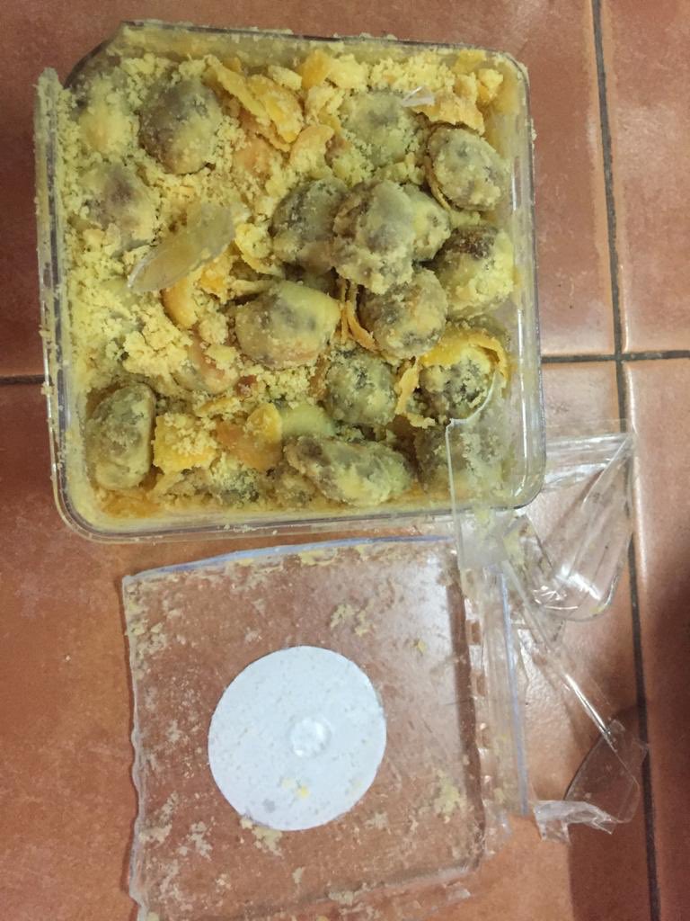 atria_reni's tweet photo. Sudah ditempel juga sticker. Paket di wrapping triple bubblewrap? Masih pecah juga itu toples??? https://t.co/I4DXwXFBiO