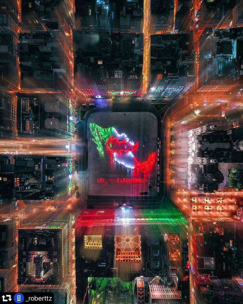 InstaCDMX's tweet photo. PRIMER CUADRO DEL ZÓCALO CAPITALINO
A unas horas del grito de independencia.

Amigos un año complicado para el mundo, un año complicado para México un año con un cambios, marchas, injusticias, muchas violencia, muertes, mala economía etc.

Esta foto las luces que se elevan s… https://t.co/zwp9Kb4P5c