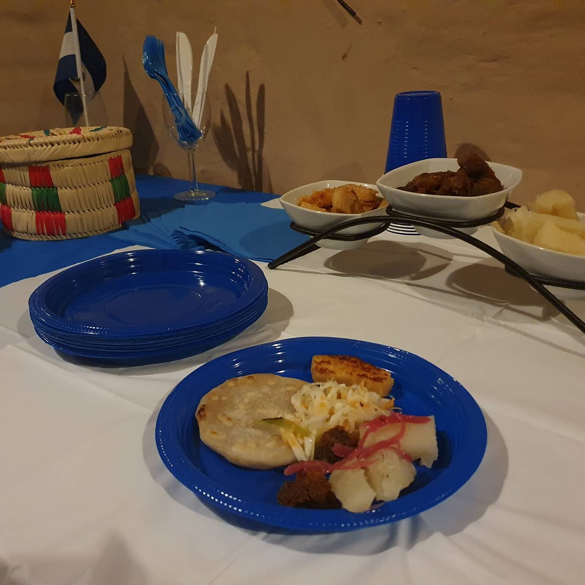 lkellerc's tweet image. Feliz 15 de septiembre. Que Dios bendiga a nuestro pulgarcito 🇸🇻🇸🇻🇸🇻
Menu: pupusas, tamal de elote, chicharrones, yuca, curtido, cebolla morada curtida... y lo mejor: compartiendo en familia y todo hecho en casa 😉😉😉🇸🇻🇸🇻🇸🇻