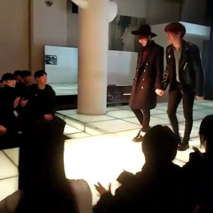 modeling majors yugyeom and youngjae holding hands on the runway