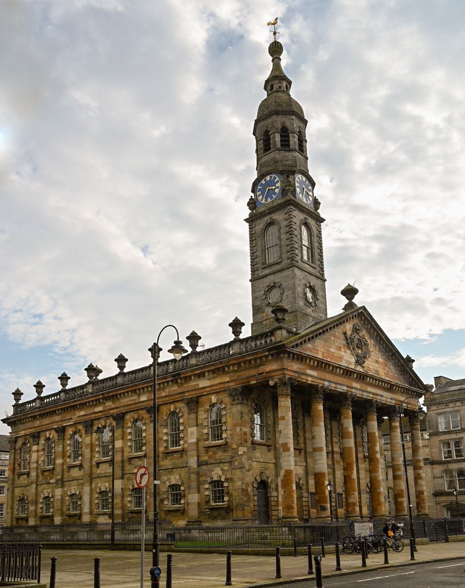 Nearby, St Andrews in the Square is where Agnes Craig (1759-1841) married in 1776. A well-educated poet and renowned conversationalist, she had a platonic relationship with Robert Burns. In their intense correspondence they used the pseudonyms Clarinda and Sylvander. 13/25