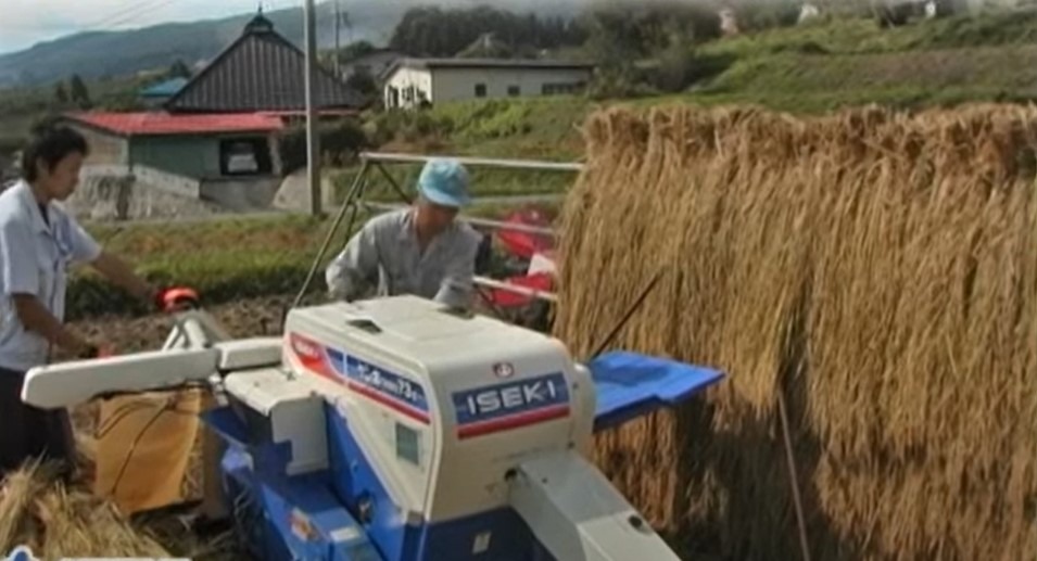 田中機械株式会社 タナキカ 公式 バインダーで刈った稲を天日干しにして脱穀作業 その脱穀を担うのがこの ハーベスター です Harvest 収穫 というわけですが 文字通り収穫しているものでこの名称です 画像 は収納モード 画像 が作業