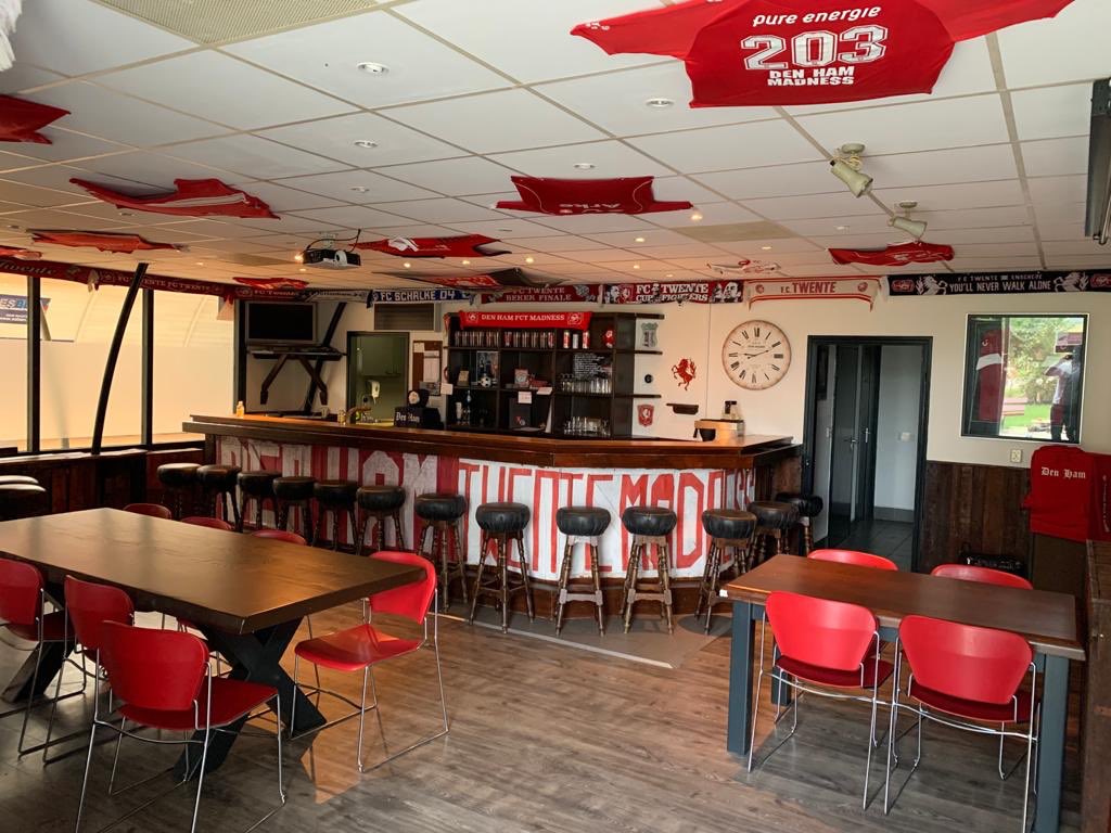 fctwente's tweet photo. 🔴 Supportersvereniging Den Ham FC Twente Madness heeft sinds kort een eigen home! 🙌🏻

#fctwente https://t.co/XHY1vumQ1M