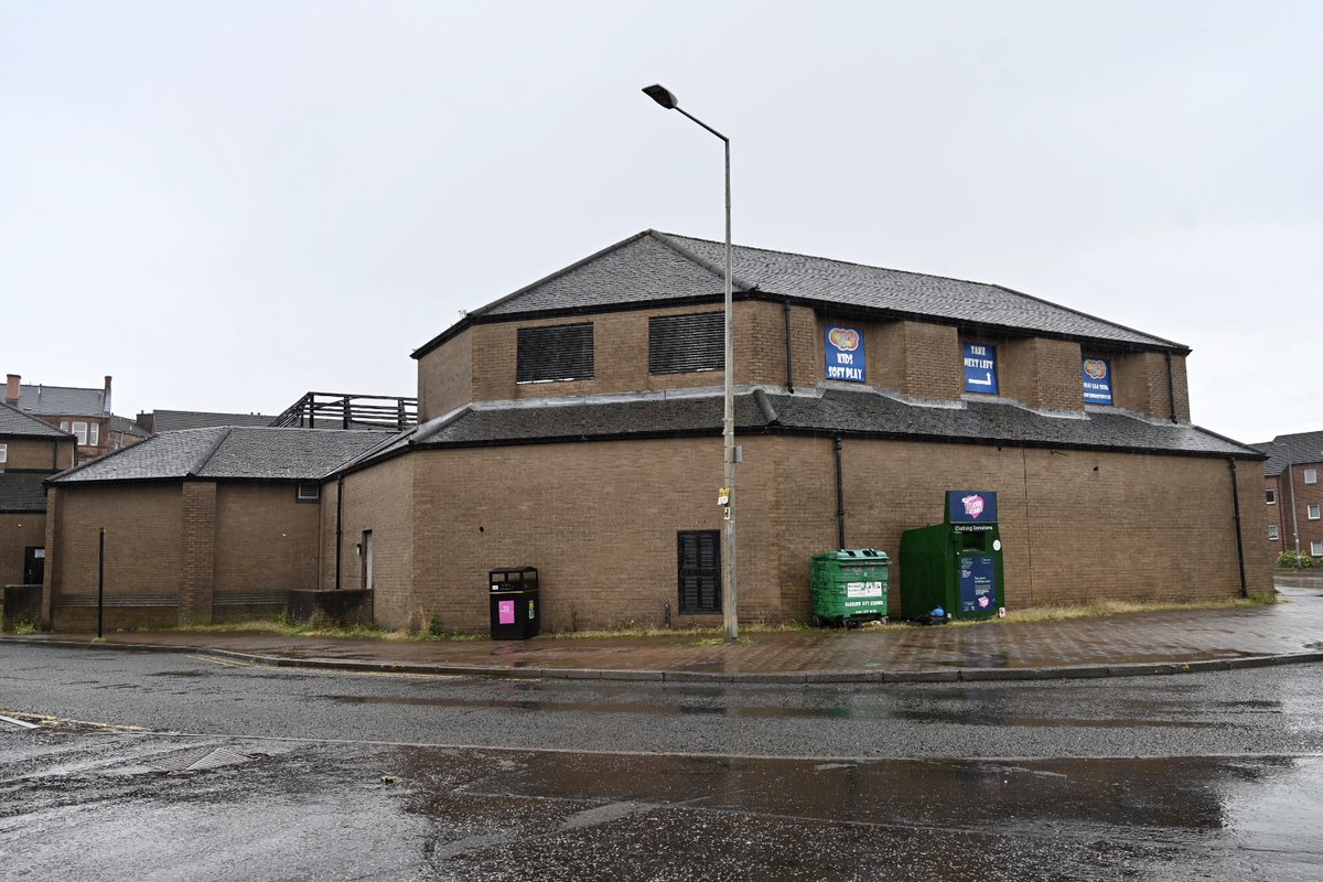 Most people associate Singer with Clydebank, but a Singer factory opened 12 years earlier in 1873 on this corner across James Street from GWL . The sewing machine revolutionised the lives of working class women who could now make clothes for themselves – or to sell. 4/25