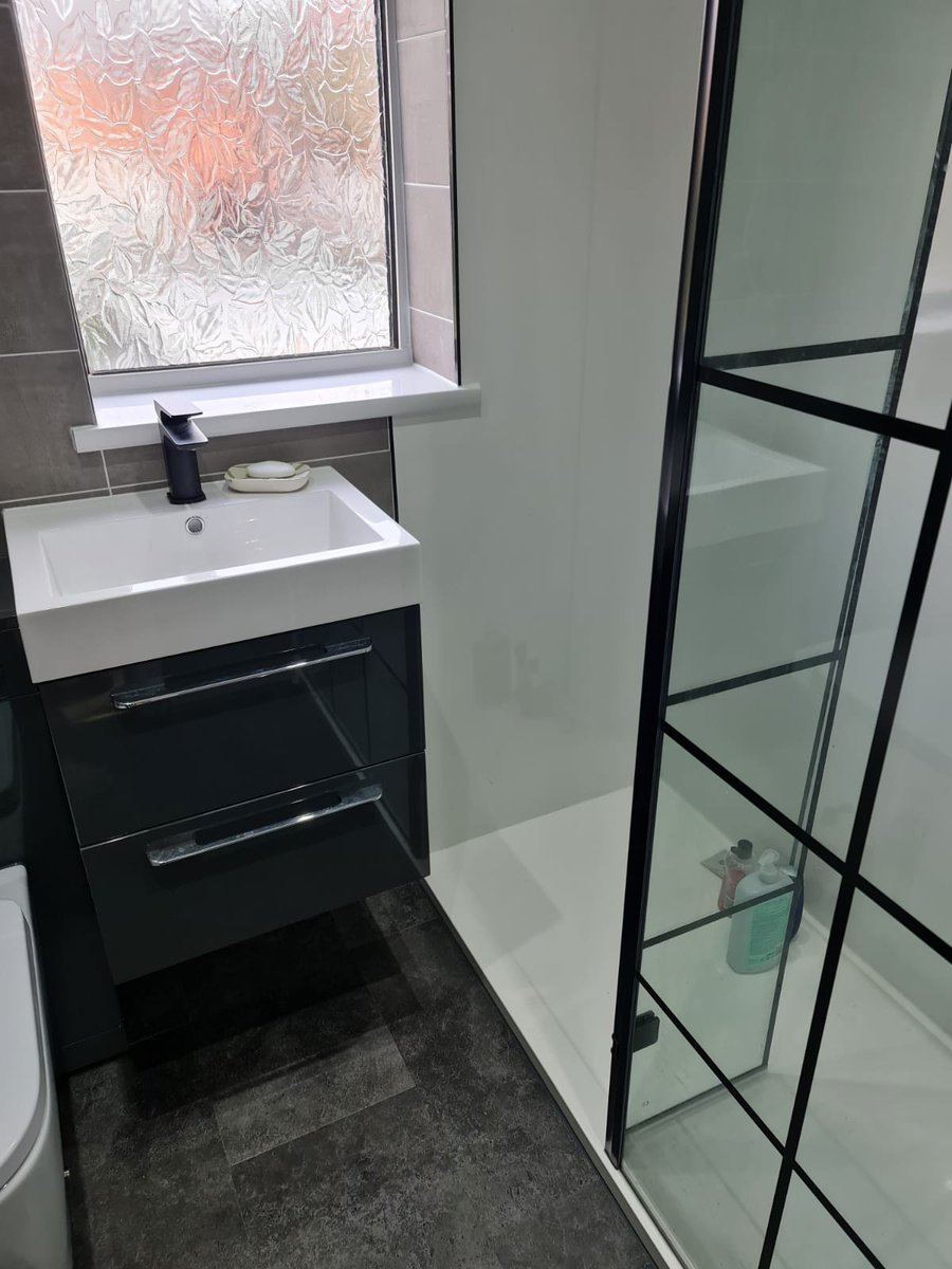 petesplumbers's tweet photo. This shower screen is my personal favourite, it looks brilliant in our show room and even better in an actual bathroom! Ring us now to book in🛀 https://t.co/wf2ziUPgqk