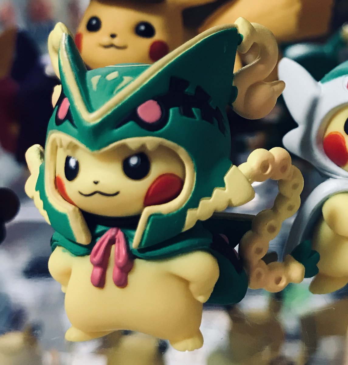 水君 ポケモンフィギュア紹介 Vol 2 メガレックウザピカチュウ レックウザ 本日９月１６日は04年に ポケットモンスターエメラルドが 発売された記念日 もう16年前 バトルフロンティア制覇できなかった W やり込み要素満載のシリーズ