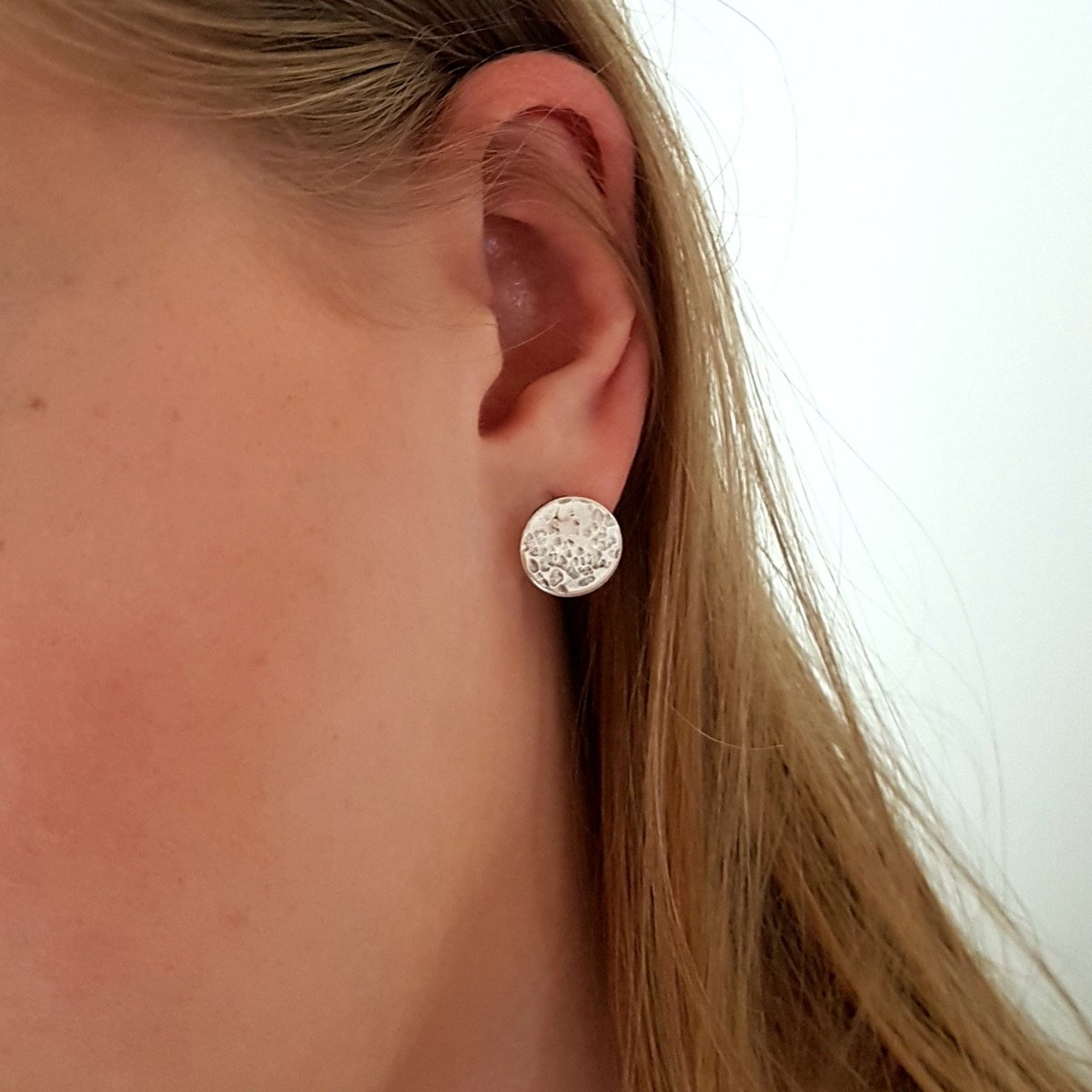 MaisyPlum2's tweet photo. Simple Textured Silver Disc Stud Earrings https://t.co/UYjLId1FCi #EshopsUK #etsyselleruk ##LondonisLovinit #EtsyUK #UKGiftAM #HandmadeHour ##StandWithSmall #Inbizhour #SterlingSilverStud https://t.co/8ZyvXmaVxK
