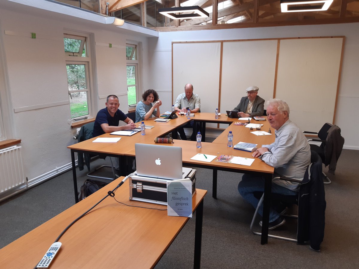 Met Onderzoeksgroep Socratisch Gesprek bijeen op <a href="/ISVWijsbegeerte/">ISVW</a> We bespraken "Het Filosofisch Gesprek: de basis" van <a href="/KristofRossem/">Van Rossem Kristof</a> @visitandum participeert vanuit Engeland. <a href="/anz_peter/">Peter van Hooft</a> <a href="/Boltentraining/">Hans Bolten</a> <a href="/Leerfilosoferen/">Leren filosoferen</a> aan tafel. Welke deelnemersvaardigheden veronderstellen we?
