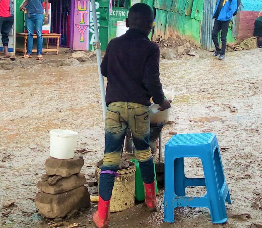 ⬛️ I bambini escono dalle baracche, ma non per andare a scuola
⚫️ Con le scuole chiuse, i bambini degli slum si ritrovano per strada.
Il tuo contributo al 𝙎𝙤𝙨𝙩𝙚𝙜𝙣𝙤 𝙖𝙡𝙡𝙖 𝘾𝙤𝙢𝙪𝙣𝙞𝙩𝙖̀ assicura loro cibo e assistenza ⬇️
ow.ly/qN1j50BseUB