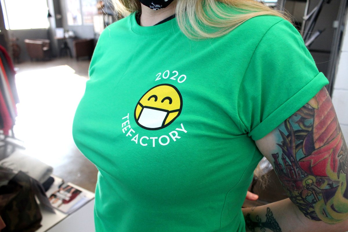 teefactoryes's tweet photo. Este 2020 nos está poniendo a prueba a todos. Pero aquí seguimos, dándolo todo y con una sonrisa bajo nuestras mascarillas ✊😃
#Teefactory #CamisetasPersonalizadas #TeefactoryTeam https://t.co/0Sm1ekvhBx